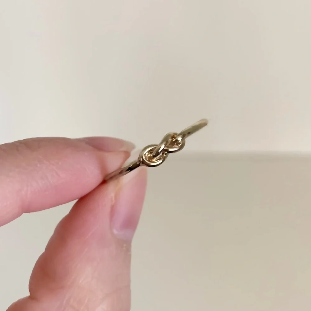 NWOT Mini knotted infinity ring